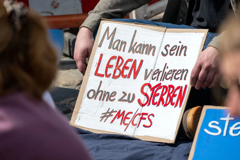 Bei ME/CFS handelt es sich um eine schwere, bislang wenig erforschten Multisystemerkrankung. — © Pia Bayer/dpa