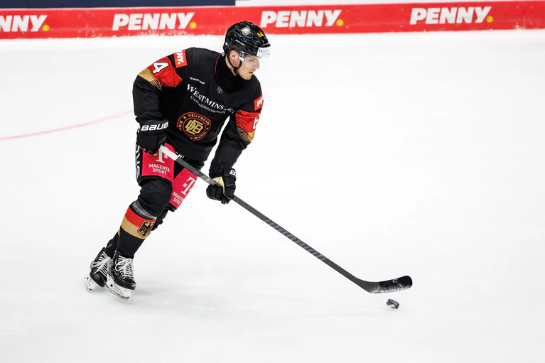 Kapitän Marcus Weber bleibt bei den Nürnberg Ice Tigers. (Archivbild) — © Matthias Balk/dpa