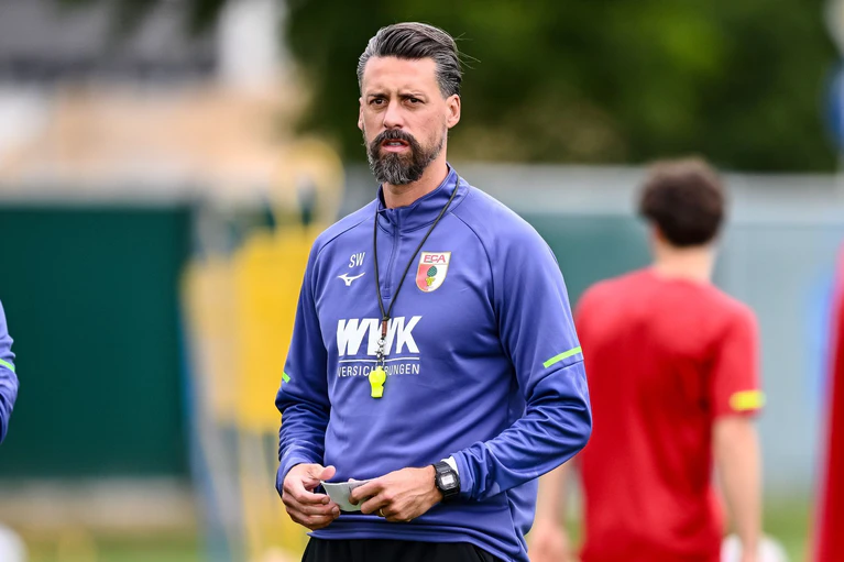 Sandro Wagner und der FCA treffen am Samstag auf die Bayern. (Archivbild) — © Harry Langer/dpa