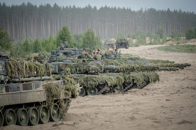 Panzer Leopard 2, die mit Getrieben des Rüstungsunternehmen Renk ausgestattet sind, bei einer Nato-Übung. Renk baut nun die Produktion um, damit künftig mehr Panzergetriebe gebaut werden können. (Archivfoto) — © Kay Nietfeld/dpa