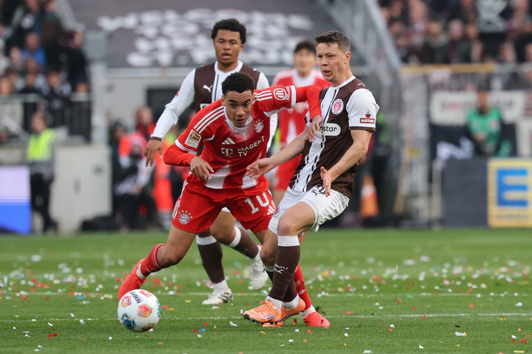 Jamal Musiala im Spiel beim FC St. Pauli. — © Christian Charisius/dpa