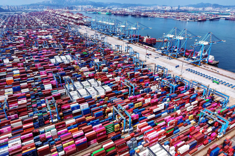 Ein Containerterminal in der ostchinesischen Hafenstadt Qingdao. Wegen des Handelskonflikts mit den USA drängt Chinas Industrie verstärkt nach Europa. Das macht sich auch in der bayerischen Handelsbilanz bemerkbar. (Archivbild) — © Uncredited/CHINATOPIX via AP/dpa