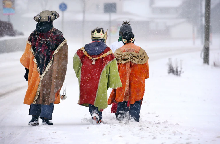 Sternsinger trotzen Wind und Wetter. (Archivbild) — © Karl-Josef Hildenbrand/dpa