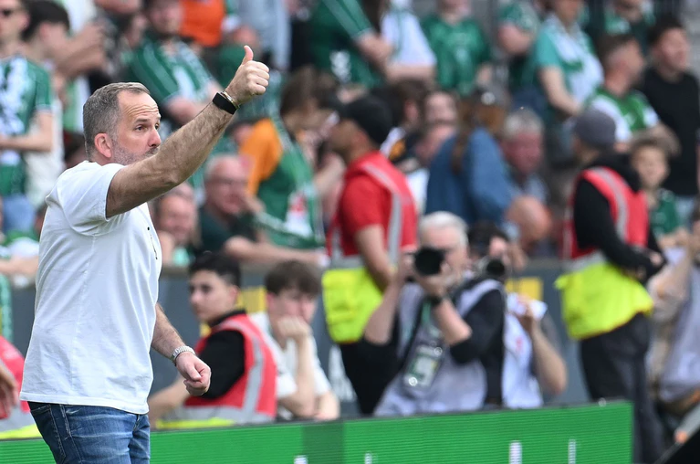Daumen hoch für eine starke Saison des FC Augsburg: Trainer Manuel Baum.  — © Carmen Jaspersen/dpa