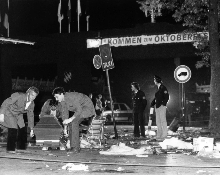 Viele Fragen rund um den Anschlag blieben lange ungeklärt. (Archivbild) — © Frank Leonhardt/dpa