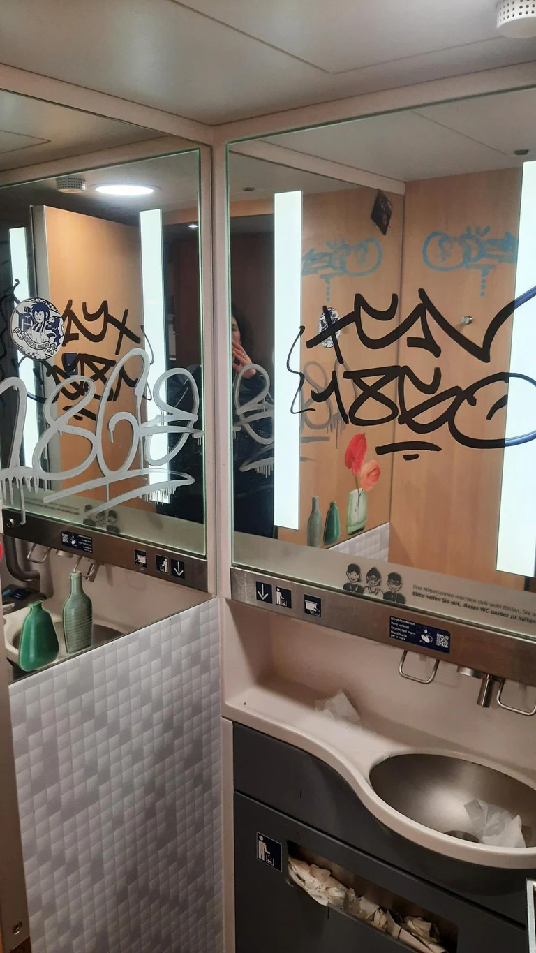 Auch auf den Toiletten waren Schmierereien zu sehen. — © Bundespolizei/dpa
