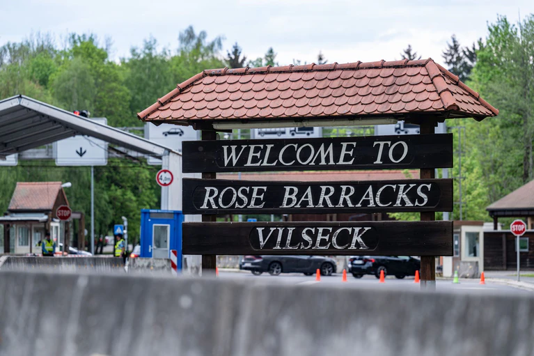 «Welcome to Rose Barracks Vilseck», steht am Eingang zum US-Standort in der Oberpfalz. Das US-Verteidigungsministerium hatte angekündigt, rund 5.000 der etwa 39.000 in Deutschland stationierten US-Soldaten abzuziehen.  — © Armin Weigel/dpa