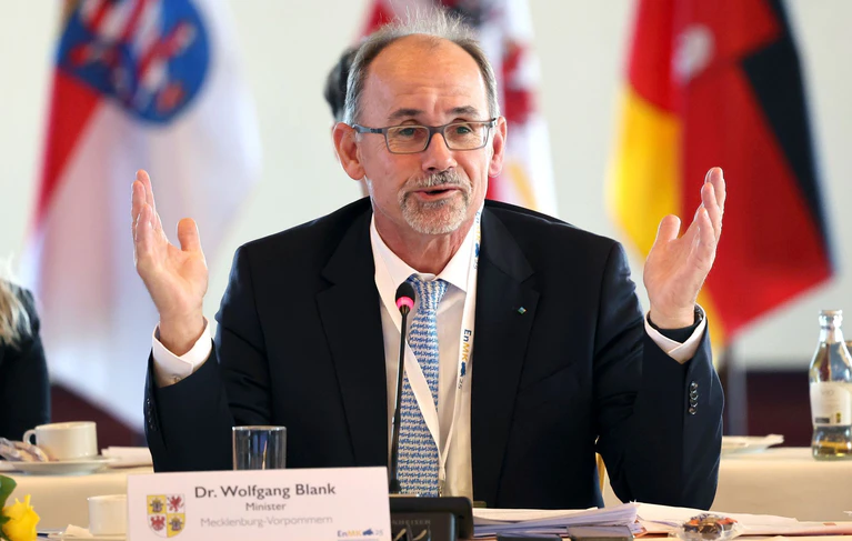 Nach Ansicht von Wolfgang Blank (parteilos), Wirtschaftsminister Mecklenburg-Vorpommerns, kann die Akzeptanz für die Energiewende erhöht werden, wenn die Bevölkerung den Nutzen auch direkt spürt. — © Bernd Wüstneck/dpa