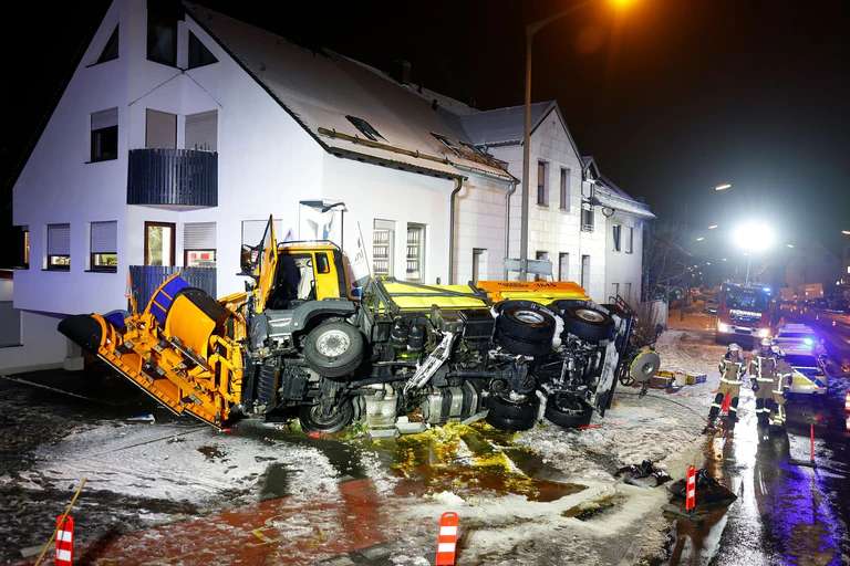 Auch Helfer geraten mal ins Rutschen. — © David Oßwald/dpa