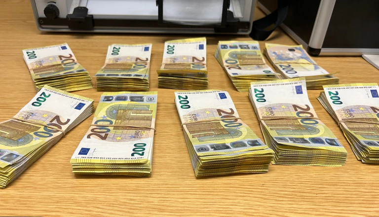 Der Mann wird nun der Geldwäsche verdächtigt. — © -/Hauptzollamt Schweinfurt/dpa