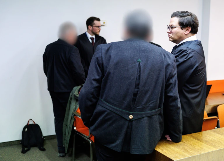 Die Angeklagten und ihre Anwälte vor dem Urteil. — © Matthias Balk/dpa
