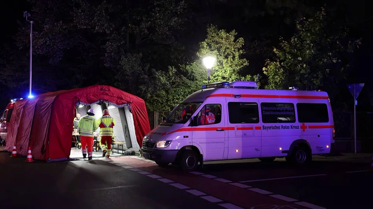 Rettungskräfte waren in größerer Zahl im Einsatz.  — © Ralf Hettler/dpa