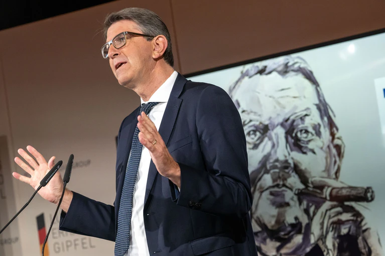 Der designierte Kulturstaatsminister Wolfram Weimer begann als Wirtschaftsjournalist. (Archivbild) — © Peter Kneffel/dpa