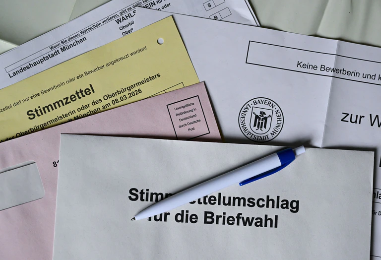 In der Gemeinde Bischberg im Landkreis Bamberg sind kurz vor der Kommunalwahl mit den Briefwahlunterlagen falsche Stimmzettel verschickt worden. (Symbolbild) — © Sven Hoppe/dpa