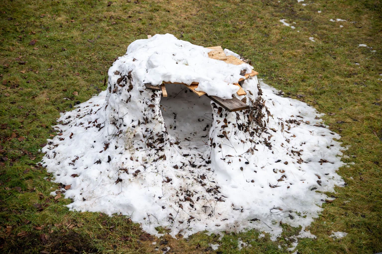 Auch die größten Bauwerke aus Schnee und Eis verlieren irgendwann den Kampf gegen milde Temperaturen. (Symbolbild) — © Pia Bayer/dpa