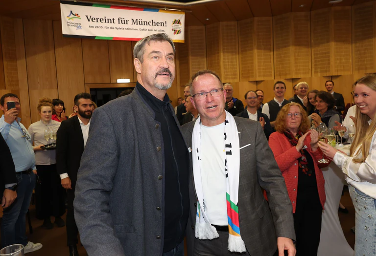 Ministerpräsident Markus Söder (l) und Landes-Sportverbandschef Jörg Ammon sehen Münchens Bewerbung international mit den besten Chancen. — © Karl-Josef Hildenbrand/dpa