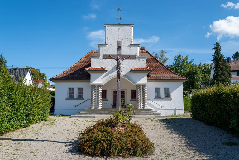 Beim diesjährigen Denkmalschutztag ist die Aussegnungshalle im Neusäßer Ortsteil Steppach möglicherweise das letzte Mal geöffnet. Die Stadt Neusäß will die Halle abreißen lassen und ein neues Friedhofsgebäude errichten. (Archivbild) — © Ulf Vogler/-/dpa