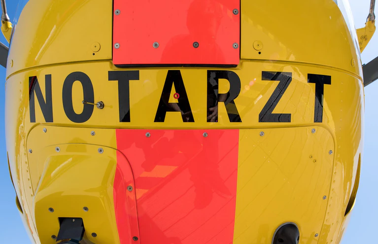 Der Jugendliche wurde per Hubschrauber in ein Krankenhaus gebracht, wo er zwei Tage später starb. (Symbolbild) — © Fabian Sommer/dpa