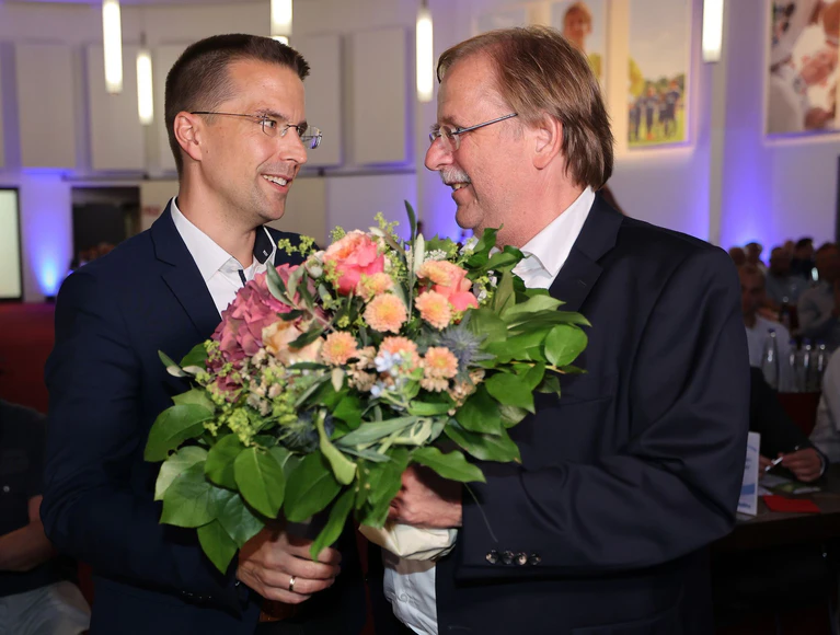 Christoph Kern (l) löste Rainer Koch 2022 als BFV-Präsident ab. Auf dem Verbandstag in Bad Gögging wurde er wiedergewählt. (Archivbild) — © Alexandra Beier/Bayerischer Fußball-Verband (BFV)/dpa
