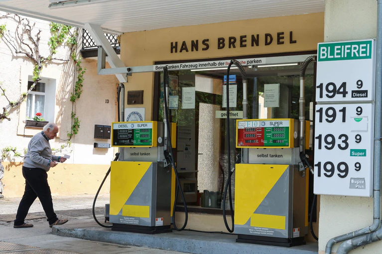 Bei Herbert Brendels Tankstelle wird der Spritpreis nur alle zwei Wochen angepasst.  — © Daniel Löb/dpa