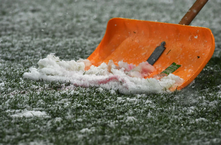 In Jena muss wegen des Schneefalls dieser Woche das Bundesliga-Spiel der Frauen gegen Bayern abgesagt werden. (Symbolbild) — © Patrick Seeger/dpa