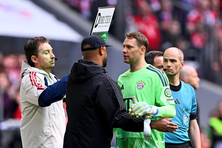 Manuel Neuer (grünes Trikot) wird im letzten Bundesliga-Spiel dieser Saison ausgewechselt. — © Tom Weller/dpa