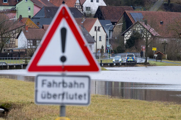 Einzelne Straßen sind überflutet. — © Pia Bayer/dpa