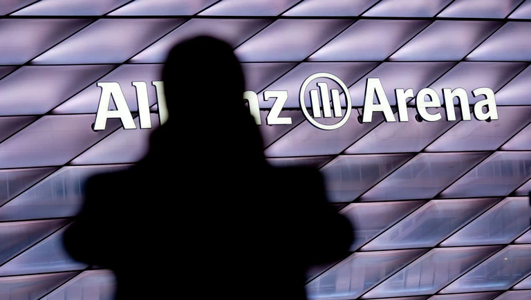 U-Bahn mit mit 1.000 Fußballfans auf dem Weg zur Allianz-Arena gestoppt. (Symbolbild) — © picture alliance / dpa