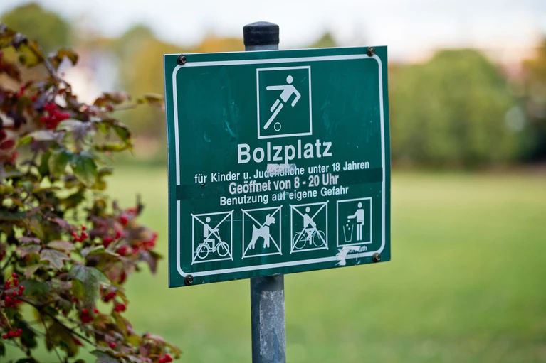 In der Oberpfalz hat ein Nachbar gegen einen neuen Bolzplatz geklagt und vorläufig Recht bekommen. (Symbolbild) — © picture alliance / dpa