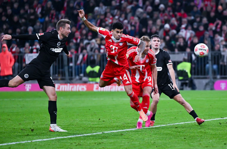 Luis Diaz (2.v.l.) trifft zum 2:1. — © Sven Hoppe/dpa
