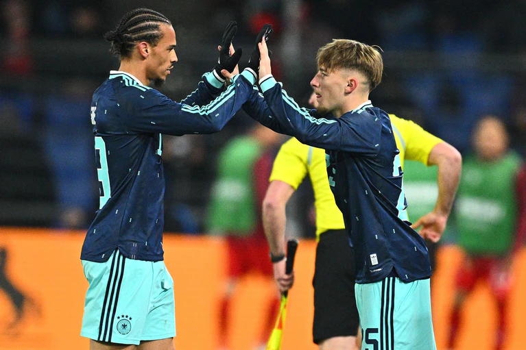 Lennart Karl (r) löste Leroy Sané ab. — © Tom Weller/dpa