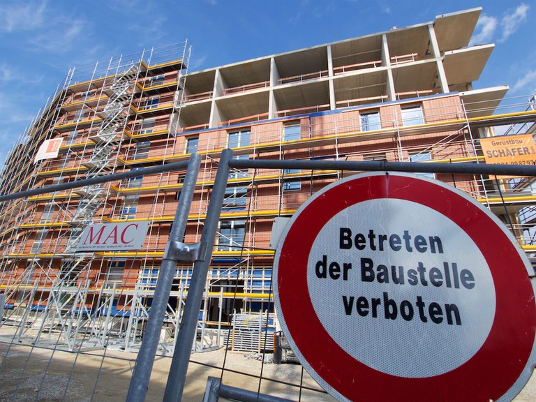 Eine Baustelle in München - die Baukosten sind massiv gestiegen. (Archivbild) — © Carsten Hoefer/dpa
