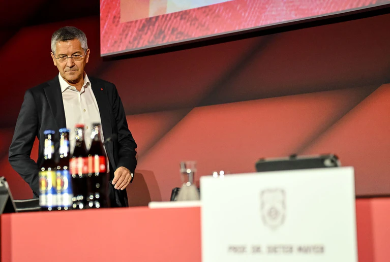 Bayern-Präsident Hainer wünscht sich Maßnahmen zur Deckelung von Spieler-Gehältern. (Archivbild) — © Harry Langer/dpa