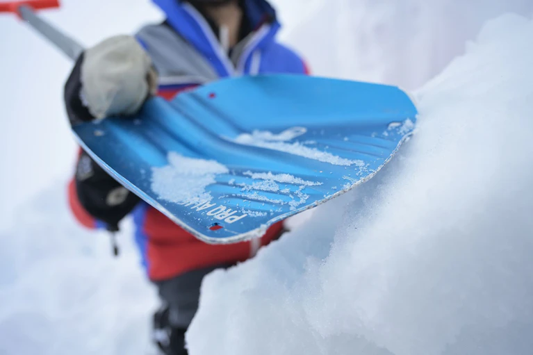 Eiskristalle werden zu einer gefährlichen Gleitschicht. (Symbolbild) — © Malin Wunderlich/dpa