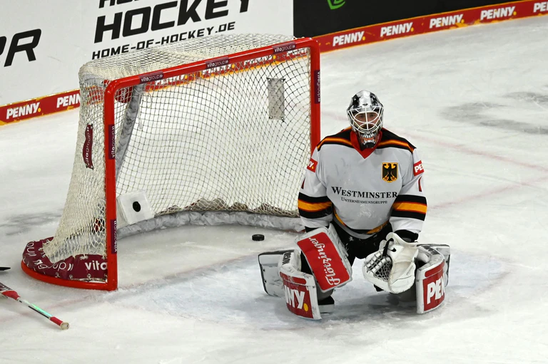 Keeper Dustin Strahlmeier hatte gegen Österreich Pech.  — © Markus Lenhardt/dpa