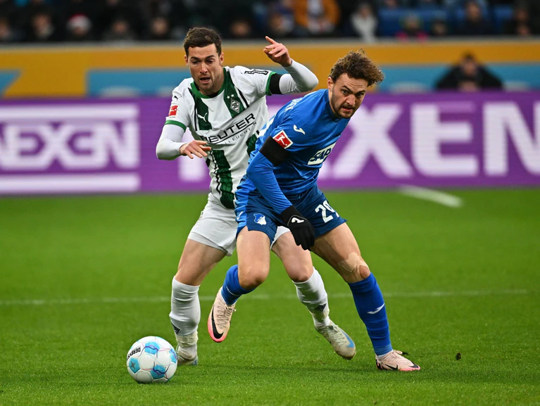 Der von der TSG Hoffenheim gekommene Flügelstürmer Jacob Bruun Larsen (r.) steht in Augsburg bereits im Kader des VfB Stuttgart. — © Jan-Philipp Strobel/dpa