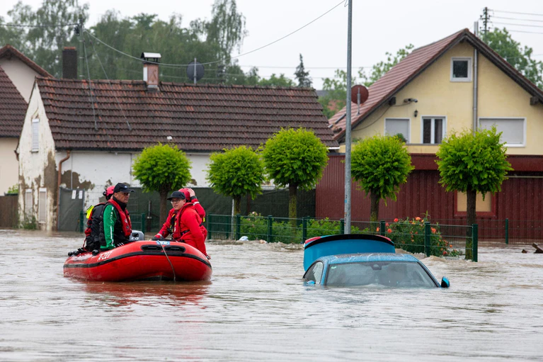 Bei dem Hochwasser vor einem Jahr waren in Bayern Straßen teilweise nur noch mit Booten befahrbar. (Archivfoto) — © Stefan Puchner/dpa