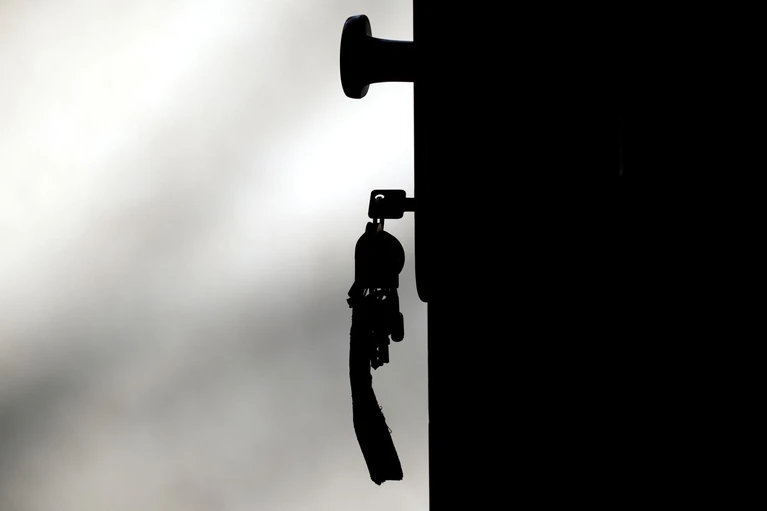 Täter täuschen bei Überfällen an Haus- und Wohnungstüren oft Notlagen vor. (Symbolbild) — © Ralf Hirschberger/dpa