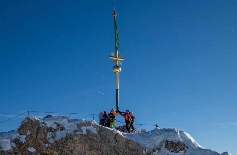 Das Wahrzeichen der Zugspitze steht wieder. — © Peter Kneffel/dpa