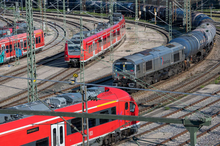 Der Ulmer Hauptbahnhof wird im Januar doch nicht für vier Wochen lang lahmgelegt. (Archivbild) — © Stefan Puchner/dpa