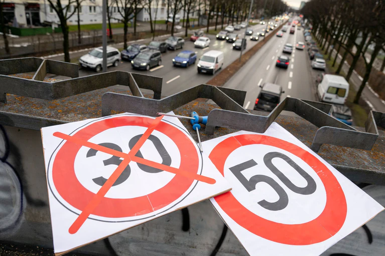 Auf der Landshuter Alle in München gilt nun wieder Tempo 50.  — © Peter Kneffel/dpa