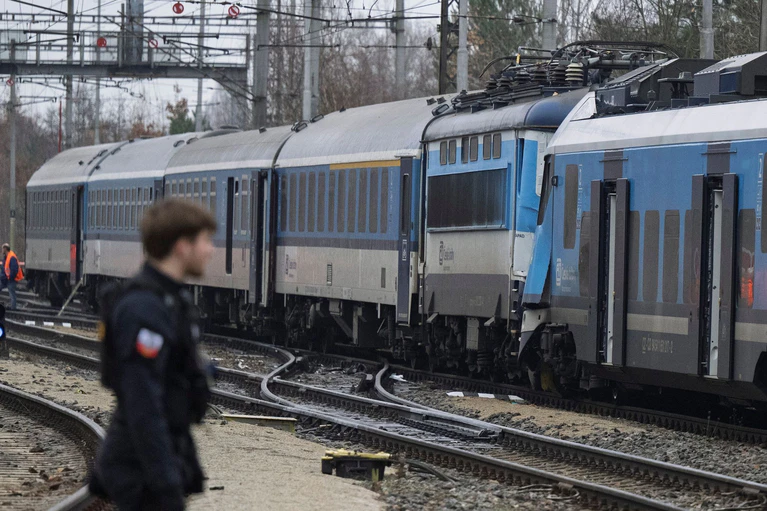 Blick auf die Unglücksstelle nach der Kollision eines Schnellzuges mit einem Personenzug auf der Strecke zwischen den Orten Zliv und Divcice bei Ceske Budejovice (Budweis). — © Vaclav Pancer/CTK via AP/dpa