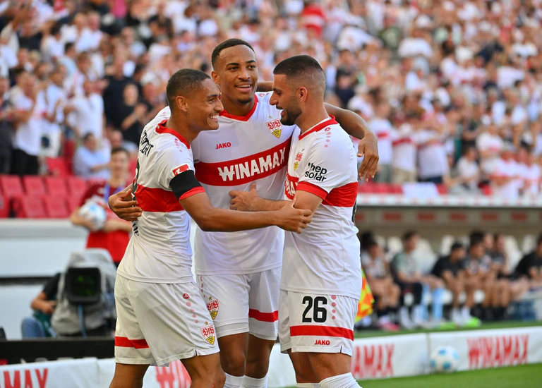 Wollen in Augsburg wieder zusammen jubeln: die VfB-Rückkehrer Deniz Undav (r.) und Jamie Leweling (M.) mit Spielmacher Enzo Millot. — © Jan-Philipp Strobel/dpa
