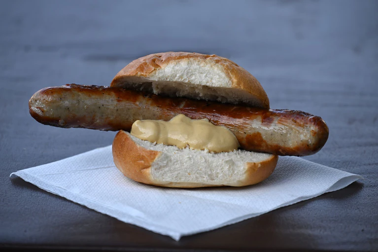 Wann und wo gab es die erste Bratwurst? Eine Urkunde könnte darüber Aufschluss geben. (Archivbild) — © Martin Schutt/dpa