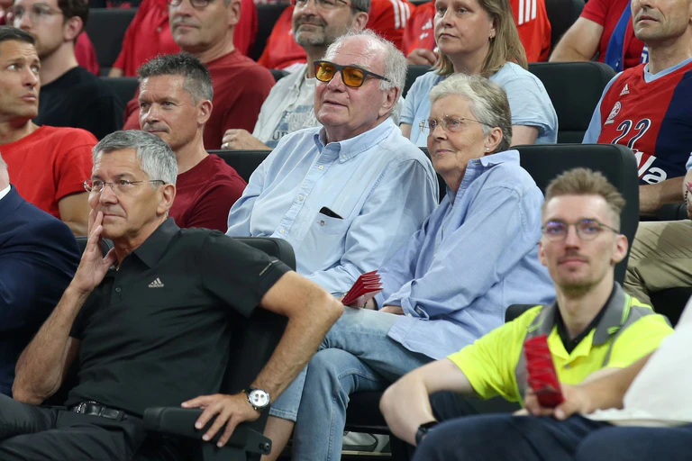 Fieberten auf der Tribüne mit: Uli Hoeneß und Herbert Hainer. — © Matthias Stickel/dpa