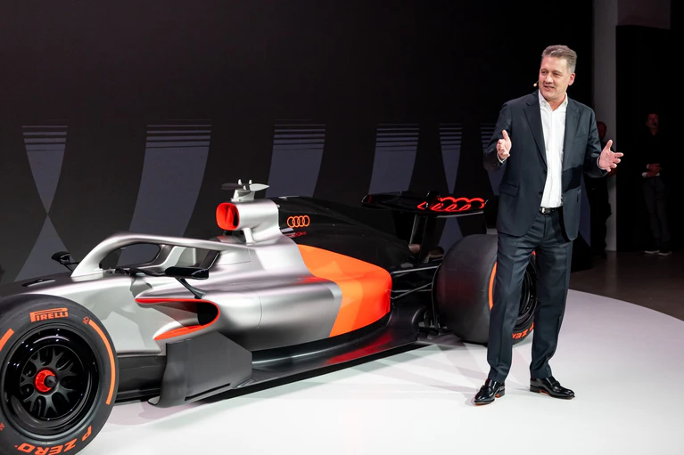 Audi-Boss Gernot Döllner vor seinem neuen Schmuckstück. — © Daniel Karmann/dpa