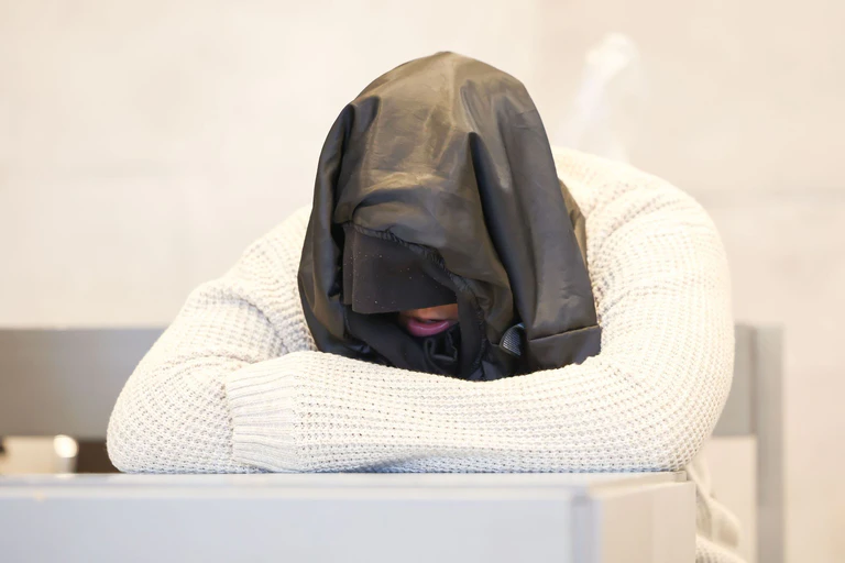 Die Staatsanwaltschaft wirft der 19-Jährigen vor, den Jugendlichen an einer Bushaltestelle in der Nähe des Brombachsees in Mittelfranken mit einem Taschenmesser erstochen zu haben. (Archivbild) — © Daniel Löb/dpa