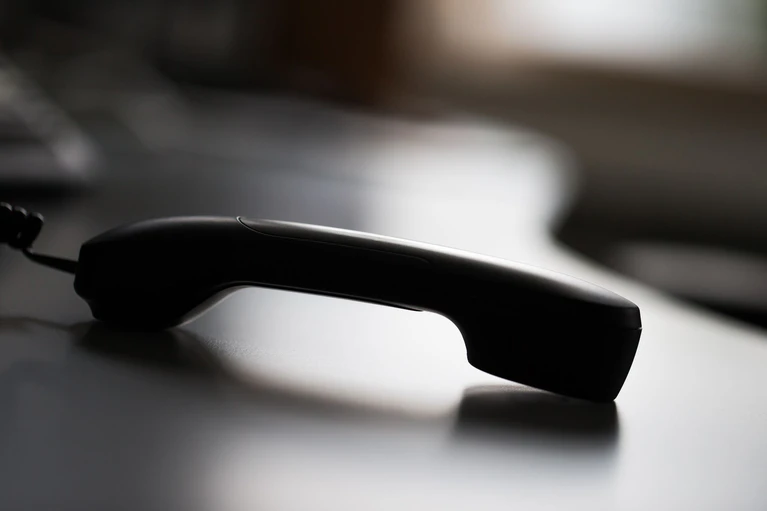 Die Unbekannten behaupteten am Telefon, eine Angehörige der Seniorin liege im Krankenhaus und benötige dringend Geld für eine Behandlung. (Symbolbild) — © Rolf Vennenbernd/dpa