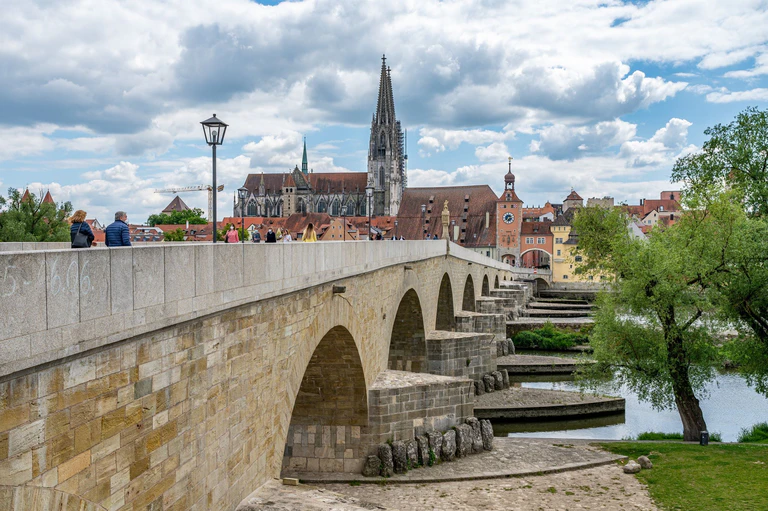 Die Steinerne Brücke in Regensburg kommt auch im Film «Ein fast perfekter Antrag» vor. (Archivbild) — © Armin Weigel/dpa