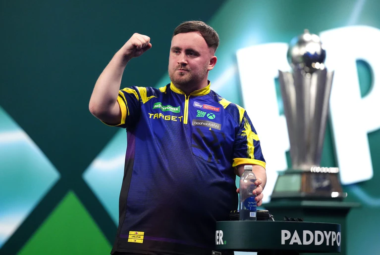 Luke Littler beim WM-Finale. — © John Walton/PA Wire/dpa
